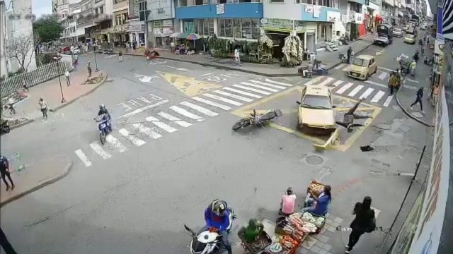 [動画0:36] 一時停止を無視するバイク、タクシーと衝突して飛んでいく