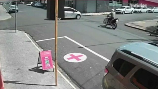 [動画0:44] 一時停止したフィット、バイクが衝突するタイミングで走り出す