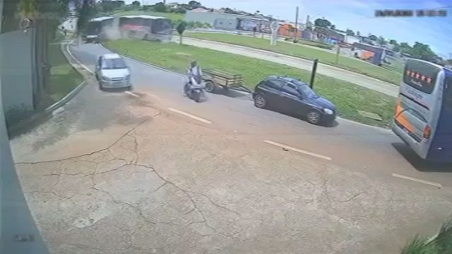 [動画1:02] バス同士が衝突、事故の瞬間映像