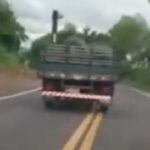 [動画0:32] フラフラと走るトラックが道路から転落、原因が・・・