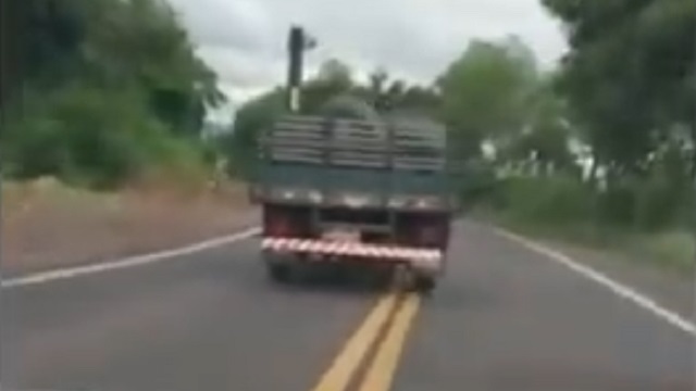 [動画0:32] フラフラと走るトラックが道路から転落、原因が・・・