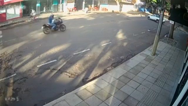 [動画0:50] Ｕターンするピックアップトラック、バイクが激しく衝突・・・