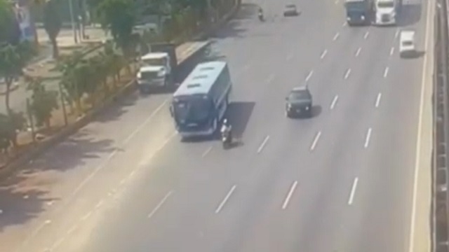 [動画1:27] バス運転手「白バイの停止命令？ぶつけたろ！」→女性警察官が重傷