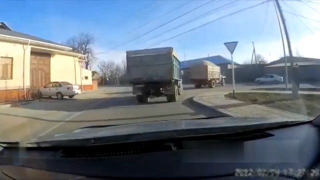 [動画0:21] 故障トラックを牽引、二台の間を走り抜けようとする車がクラッシュ