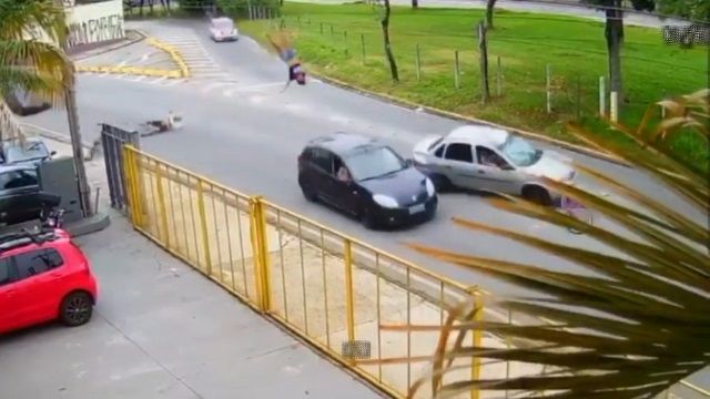 [動画2:40] 自転車の女性、猛スピードの逃走車に撥ねられ飛んでいく