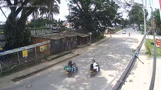 [動画0:39] 道路中央を走行するバイク、正面衝突しちゃう