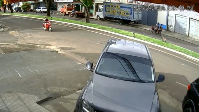[動画0:35] 二人の子供を持つ母親、バイクで路駐に衝突してしまう