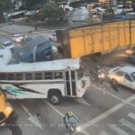 [動画2:04] バス折れてる・・・、暴走トラックが交差点を壊滅させる
