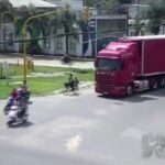 [動画1:01] 右折トラックに巻き込まれる自転車の親子、運転手は頭を抱えるが・・・