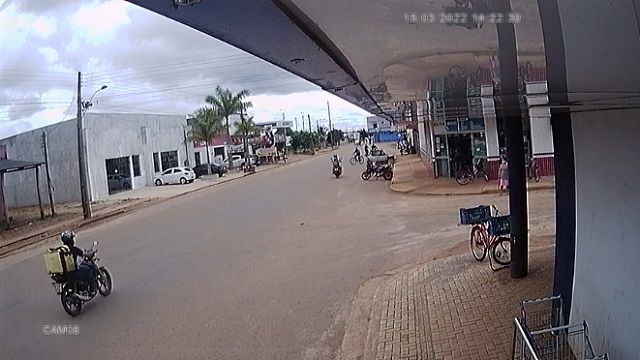 [動画0:20] 道路を横切る自転車にバイクが衝突