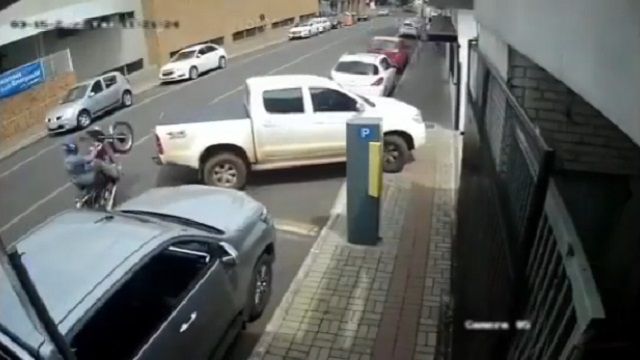 [動画0:16] バイクが衝突、ライダーが投げ出されるも事故二秒後には憤慨