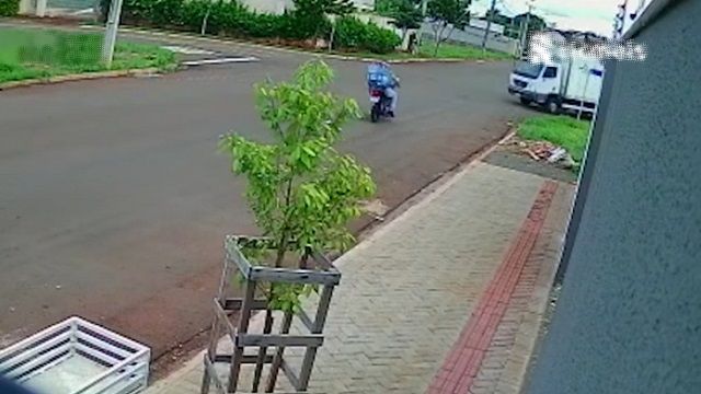 [動画0:29] 配達中のバイク、一時停止違反のトラックに衝突
