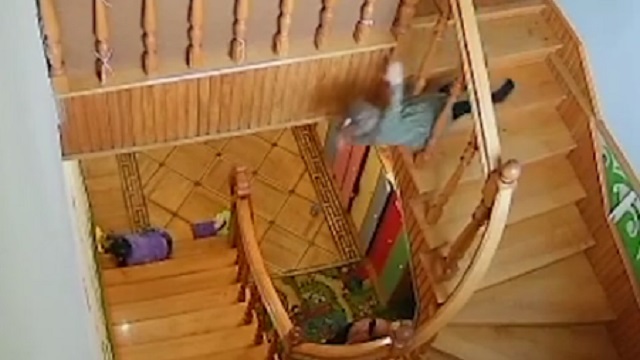 [動画0:24] ３歳の女の子、幼稚園の階段から転落