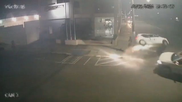 [動画0:23] 電柱にもたれる男性、事故車両が突っ込む