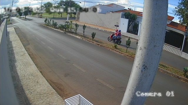 [動画0:11] 夫婦の乗るバイク、脇道から出てきたトラックに撥ねられる