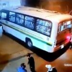[動画0:58] 電柱とバスの間に立つ男性、バスに潰される
