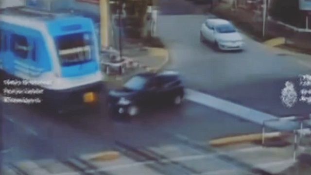 [動画1:15] アルゼンチン人、列車事故を起こした運転手に物を投げつける