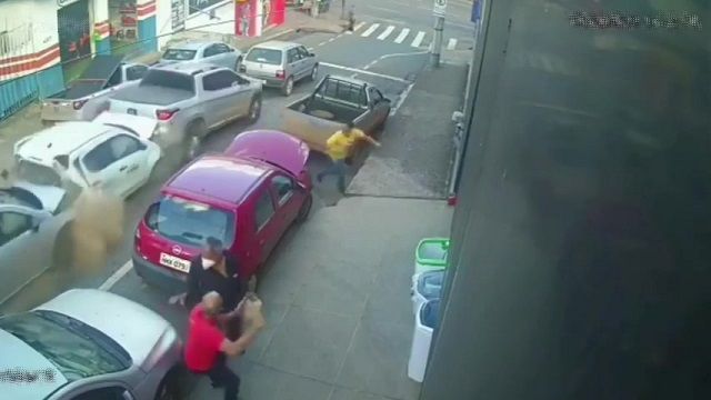[動画1:28] 激しい玉突き事故、慌てて逃げる女性が転ぶ