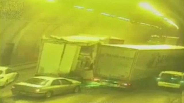 [動画1:31] トンネル内での多重事故の映像が怖すぎる・・・