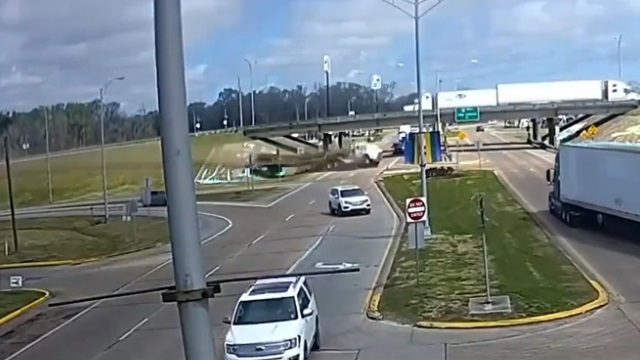 [動画0:39] 映画かよ・・・、高速道路から土手を駆け降りるトラックが激しすぎる