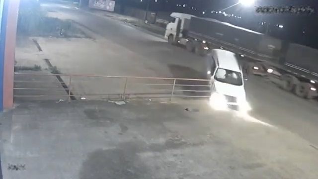 [動画1:51] 居眠り運転さん、道路脇に突っ込みグシャッ！