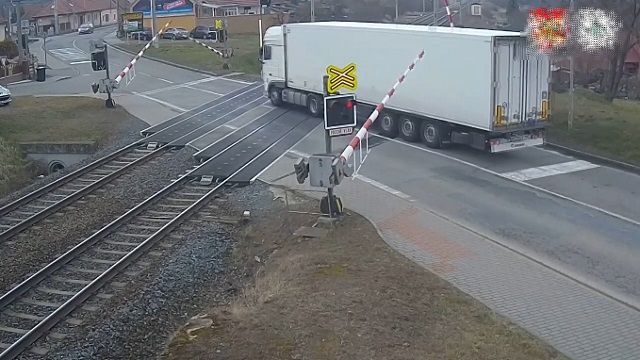 [動画0:48] ポーランドのトラック、チェコの遮断機を破壊して逃走