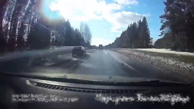 [動画0:59] 下り坂直前、猛スピードで追い越しをする車が正面衝突