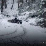 [動画0:21] トラクターの運転手、雪道でドリフトさせるも大失敗ｗ