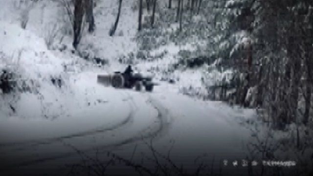 [動画0:21] トラクターの運転手、雪道でドリフトさせるも大失敗ｗ