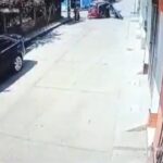 [動画0:40] バイクと衝突したトゥクトゥクが横転、歩いていた女性が下敷きに