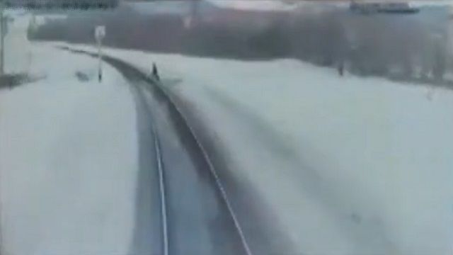 [動画0:37] 線路を渡ろうとした男性、まさかの転倒・・・