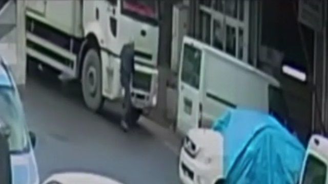 [動画0:44] 無人で動くトラック、男性が体を張って止めようとするが・・・