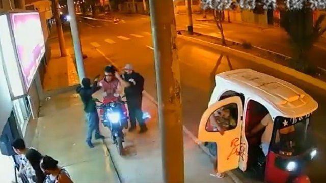 [動画0:23] バイクを狙った強盗さん、とんでもないミスをしてしまう