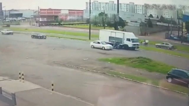 [動画0:32] ライダーがトラックと接触して転倒、頭を轢かれる