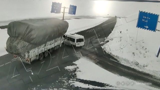 [動画0:29] トラックが飛び出してきたバンに衝突、横転