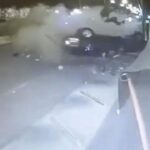[動画1:29] 激しく横転する車、投げ出された運転手がカメラの前を横切る