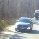 [動画1:08] 路駐トラックを避けたところに対向車が・・・、正面衝突する事故映像