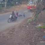 [動画0:14] 飛び出した自転車の少年がバイクに衝突、後ろからはバスが・・・