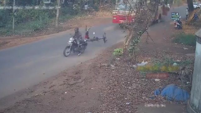 [動画0:14] 飛び出した自転車の少年がバイクに衝突、後ろからはバスが・・・