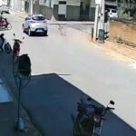 [動画0:30] 車に撥ねられたライダー、道路に叩きつけられ転がっていく
