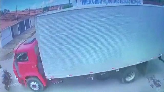[動画0:11] バイクにトラックが衝突、女性が重傷