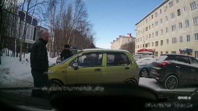[動画1:26] 警察官の目の前で衝突を繰り返す男、連れていかれる