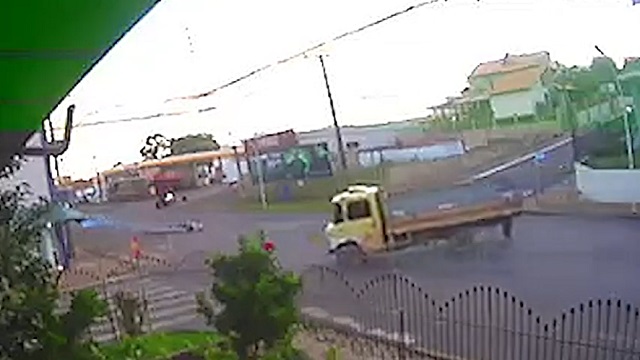 [動画0:49] 事故を起こしたバイク、すごい滑ってトラックに轢かれる