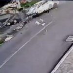 [動画0:24] 一時停止違反の車が側面衝突、女性が亡くなる