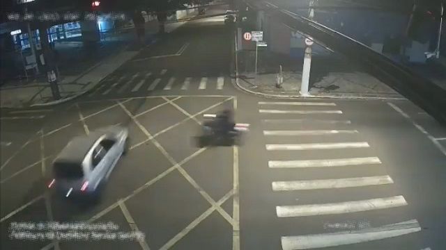 [動画0:19] 乗用車が信号無視、側面にバイクが突っ込む