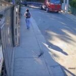 [動画0:57] 狭い通りを強引に曲がるトラック、荷台が歩行者に迫る