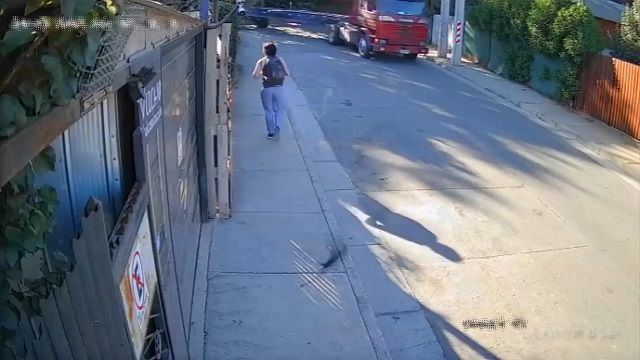 [動画0:57] 狭い通りを強引に曲がるトラック、荷台が歩行者に迫る
