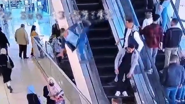 [動画0:25] ヨルダン人男性、エスカレーターの手すりに座って転落する
