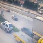 [動画1:42] 車線変更で接触、路駐トラックに突っ込む