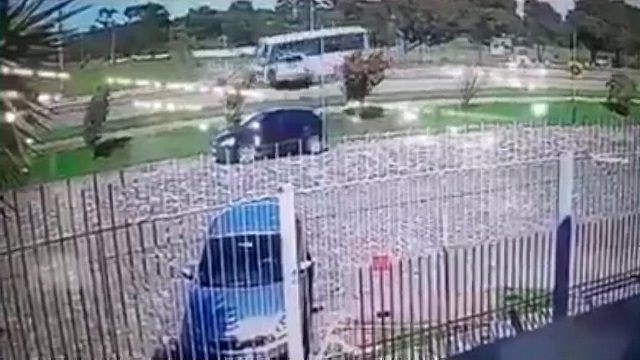 [動画0:07] バスと正面衝突、７７歳男性が亡くなる
